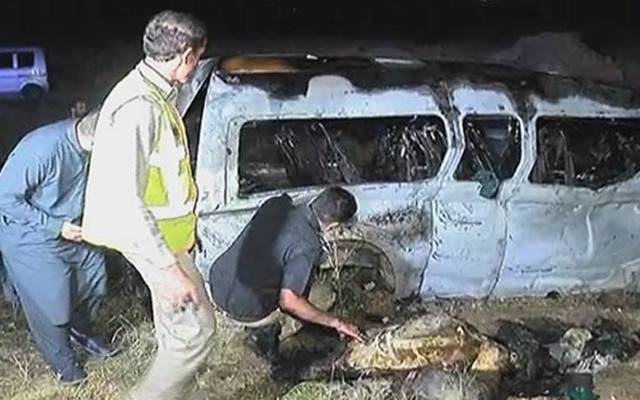 لاڑکانہ سے کراچی جانے والی مسافر کوچ اورٹیک کرنے کے دوران درخت سے ٹکرا گئی جس کے نتیجے میں  3 افراد جاں بحق جبکہ 6 مسافر زخمی ہوگئے۔ 