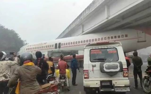بھارت کے شہر بہار میں طیارہ ٹرک ڈرائیور کی کوتاہی کے باعث ایک پل کے نیچے پھنس گیا۔
