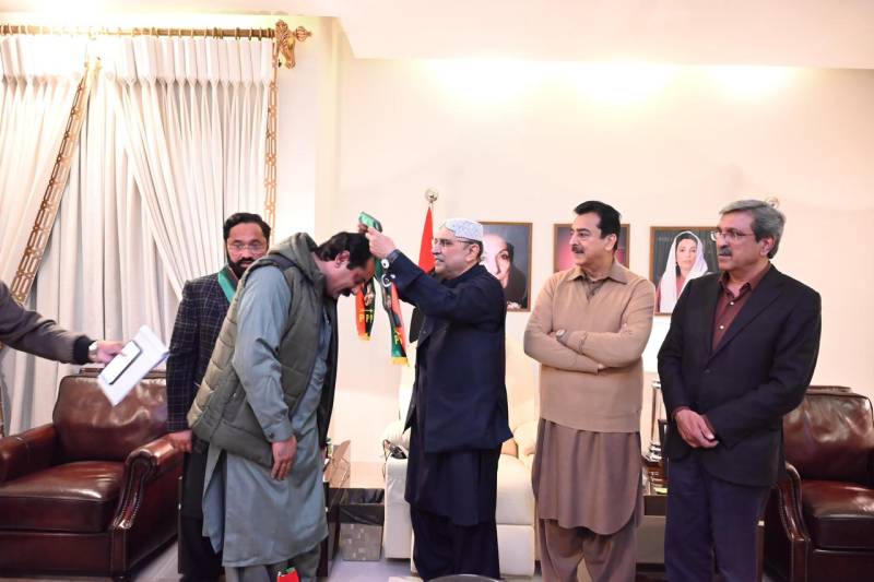 پاکستان مسلم لیگ (ن)کے ٹکٹ ہولڈر سمیت متعدد رہنماؤں کا پیپلز پارٹی میں شمولیت کا اعلان 