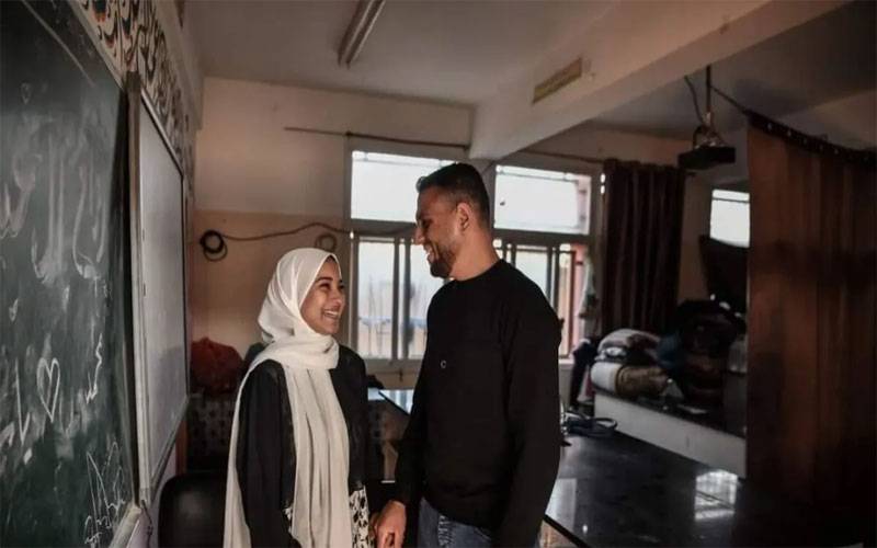غزہ کے اسکول میں پناہ گزین جوڑے کی شادی