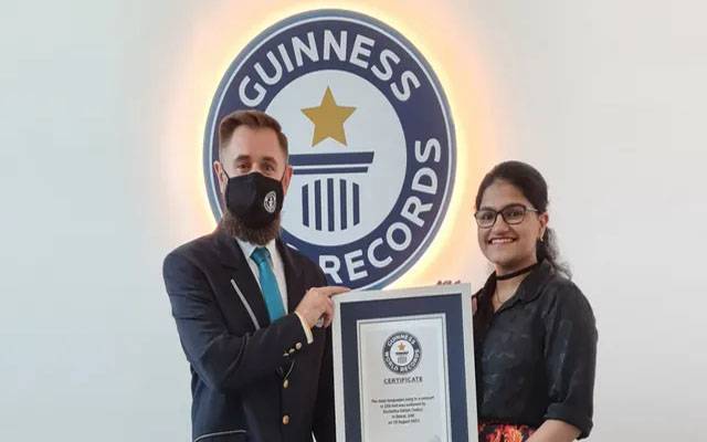 بھارتی لڑکی نے 140 زبانوں میں گانےگا کر عالمی ریکارڈ بنا دیا 