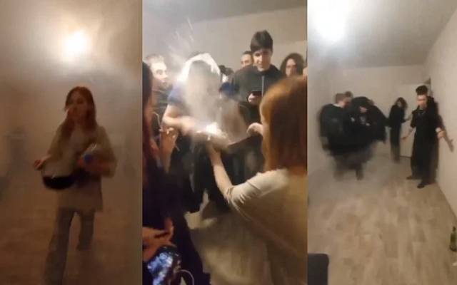  روس میں ایک شخص کو پارٹی میں خاتون کے ساتھ چھوٹا سا مذاق کرنے کی انتہائی قیمت چکانی پڑ گئی، مشتعل خاتون نے اس شخص کے چہرے پر کھولتا ہوا پانی پھینک دیا جس کی ویڈیو سوشل میڈیا پر وائرل ہوگئی۔