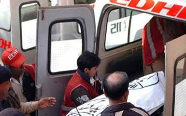 بہاولپورمیں افسوسناک ٹریفک حادثہ پیش آیا ہے جہاں مسافر بس موڑ کاٹتے ہوئے بے قابو ہو کر کھائی میں جا گری۔ جس کے نتیجے میں 3 مسافر جاں بحق جبکہ 17 افراد شدید  زخمی ہوگئے ہیں۔ 