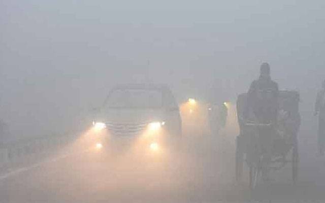 کراچی میں سردی کا راج برقرار، ٹریفک بند منٹوں کا سفر گھنٹوں میں طے