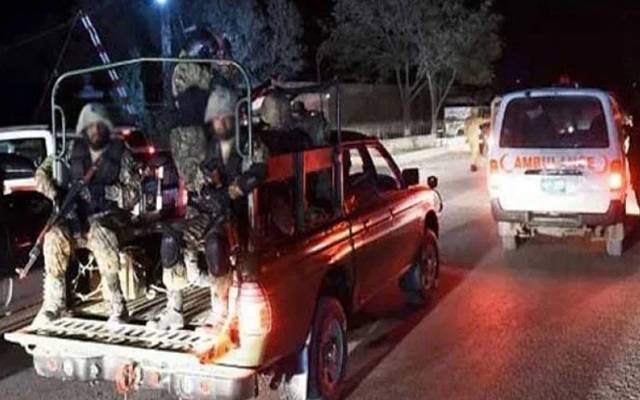 کوہاٹ کے علاقے لاچی ٹول پلازہ کے قریب چیک پوسٹ پر 10 سے زائد دہشتگردوں کا چیک پوسٹ پر حملہ کرنے کے نتیجے میں 3 پولیس اہلکاروں سمیت 4 افراد کو شہید ہوگئے۔