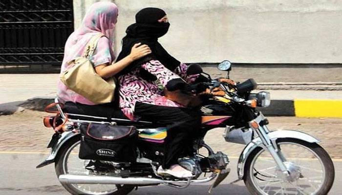 کراچی میں ہزاروں خواتین کا بنا لائسنس گاڑیاں چلانے کا انکشاف