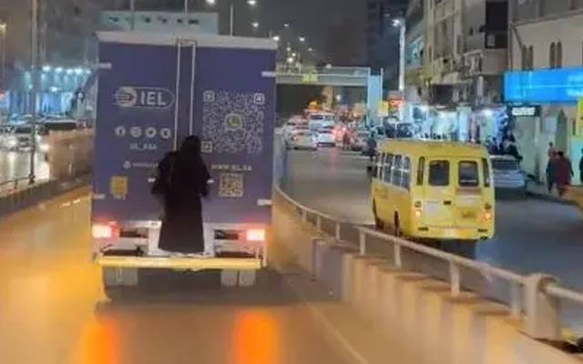 سعودی عرب، ٹرک کے پیچھے لٹک کر سفر کرنیوالی خاتون کی تصویر وائرل