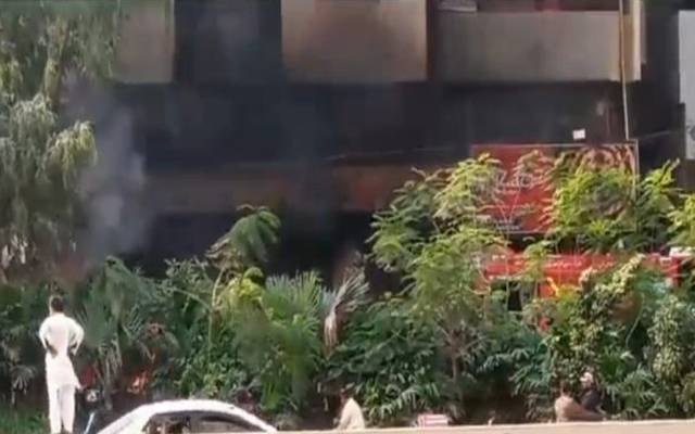 کراچی میں بہادرآباد میڈی کیئر کے سامنے نجی ریسٹورنٹ میں آگ لگ گئی جس پرقابو پا لیا گیا۔