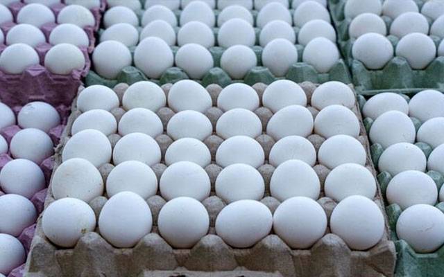 فارمی انڈے 2روپے مزید مہنگے، مارکیٹ میں انڈے 460روپے فی درجن سے زائد قیمت میں فروخت ہورہے ہیں ملک کے کئی شہروں میں انڈوں کی قیمت میں اضافے کے بھی ریکارڈ ٹوٹ گئے 