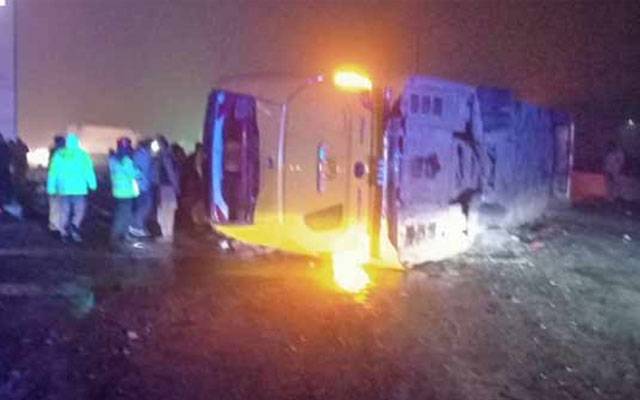 گوجرانوالہ:شدید دھند کے باعث مسافر بس الٹ گئی، 2 افراد جاں بحق، 26 زخمی