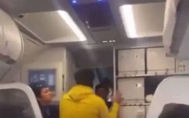 پرواز میں تاخیر کے اعلان پر مسافر نے پائلٹ کو تھپڑ جڑدیا، ویڈیو وائرل 