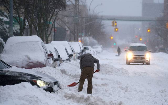 امریکا اور برطانیہ میں شدید برفباری نے تباہی مچادی، حادثات میں 11افراد ہلاک