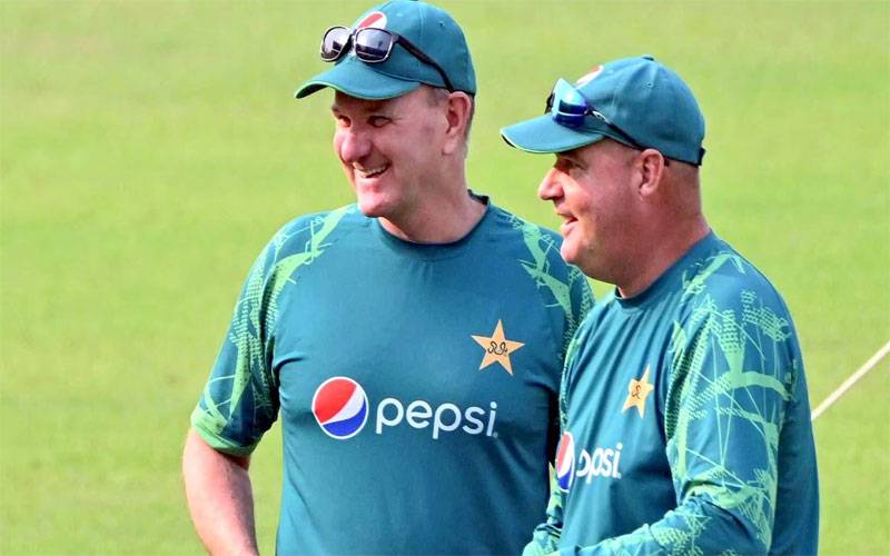 مکی آرتھر، گرانٹ بریڈ برن اور اینڈریو پٹک اپنے اپنے عہدوں سے مستعفی ہوگئے