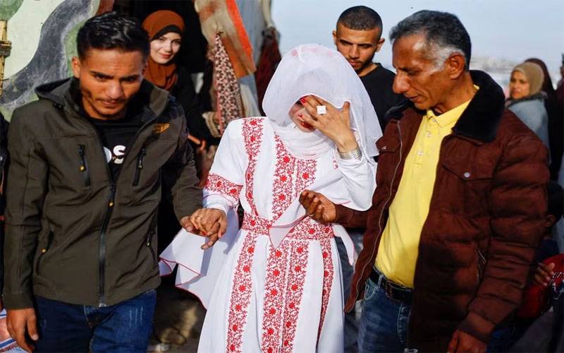 غزہ کا سوگوار ماحول اور خوشی کے لمحات، پناہ گزین کیمپ میں فلسطینی جوڑے کی شادی