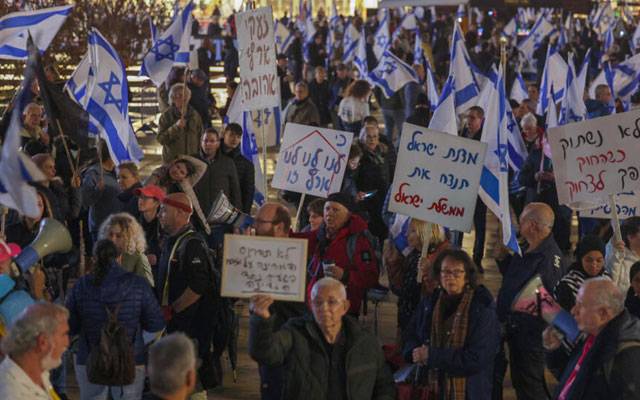 اسرائیلی وزیر اعظم اور حکومت کے خلاف تل ابیب میں بڑا احتجاجی مظاہرہ ’ابھی واپس جاؤ‘ کے نعرے لگائے اور لوگوں نے نیتن یاہو حکومت پر اسرائیل کی سلامتی کو خطرے میں ڈالنے الزامات  بھی عائد  کئ