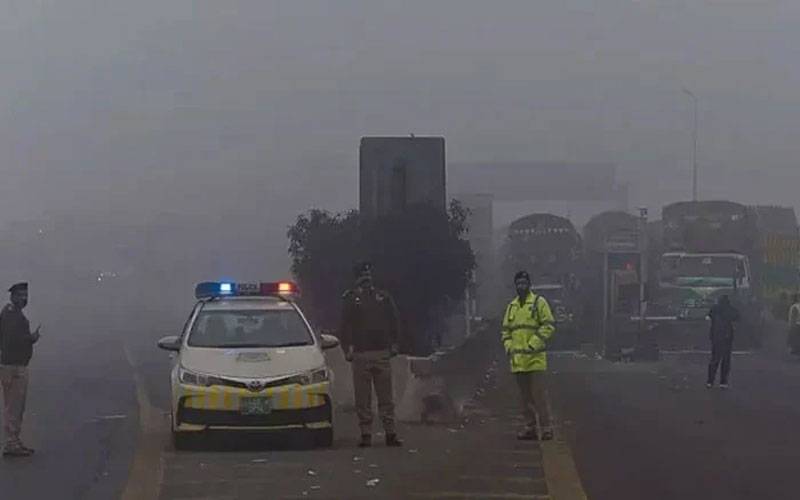 ملک کے مختلف علاقے دھند کی لپیٹ میں، موٹروے ٹریفک کیلئے بند