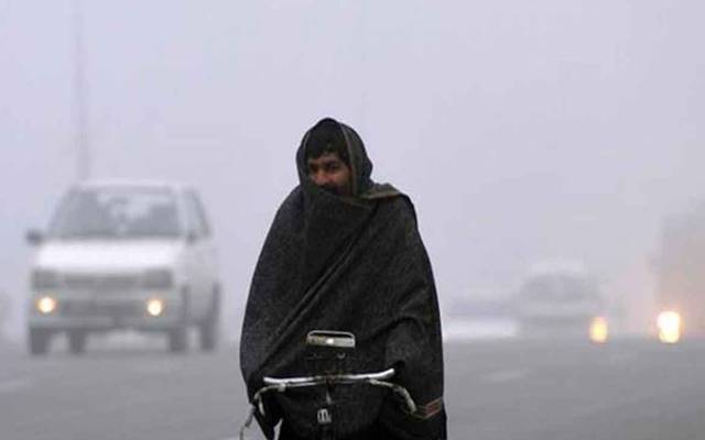 شہر لاہور میں خشک سردی کی لہر برقرار، خشک سردی سے شہریوں کی معمولات زندگی بھی متاثر ہونے لگی۔ 