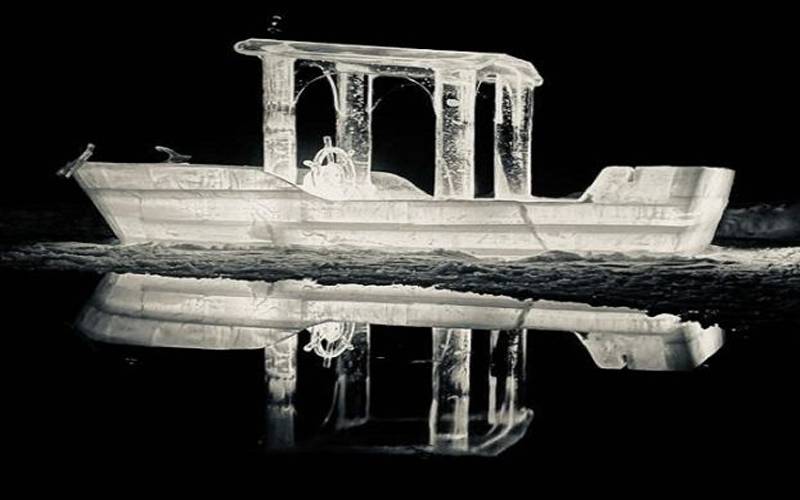 بیلاروسی شہری کی مکمل برف سے بنی فعال کشتی کی تصاویر وائرل