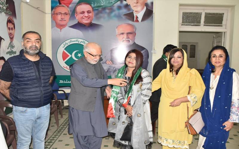 پی ٹی آئی کو ایک اور جھٹکا،  استحکام پاکستان پارٹی نے کراچی سے اہم وکٹ گرا دی 