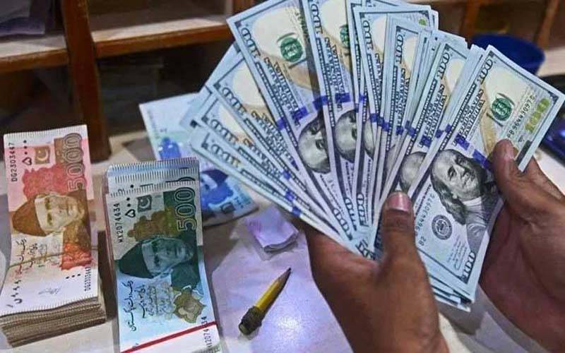 انٹر بینک میں ڈالر سستا، اوپن مارکیٹ میں روپے کے بخیے ادھڑ گئے 