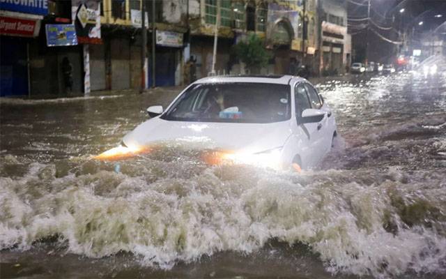 کراچی میں طوفانی بارش،مختلف علاقے پانی میں ڈوب گئے