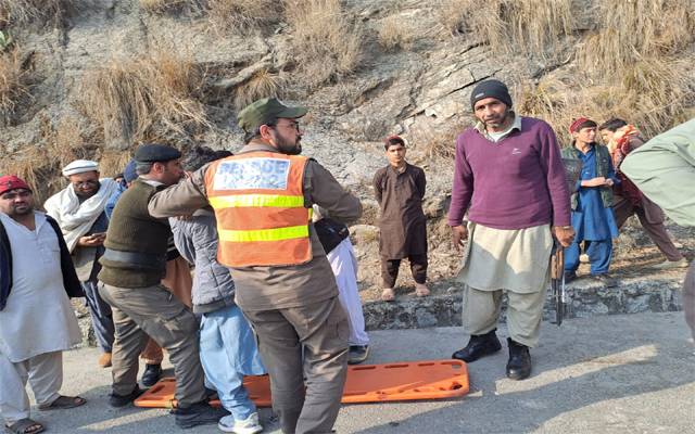 بونیر؛ پولیس اہلکاروں کی بس اور ٹرک میں تصادم،28 افراد زخمی 