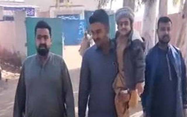  مظفر گڑھ میں قومی اسمبلی کے حلقے این اے 176 میں دو فٹ کا 25 سالہ نوجوان جنید نے اپنا ووٹ ڈالنے پولنگ اسٹیشن پہنچ گیا۔ 