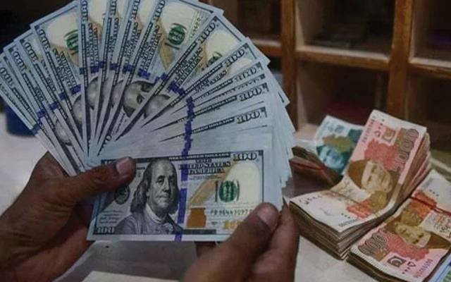ڈالر کی قیمت میں مسلسل کمی کا سلسلہ جاری، انٹربینک میں ڈالر مزید 14 پیسے سستا ہوگیا۔ 