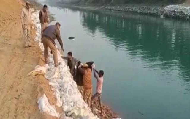 بھارتی ریاست اتر پردیش کے شہر آگرہ میں لڑکے سے بات کرنے پر باپ اور چچا نے کم عمر لڑکی کو دریا میں پھینک دیا۔