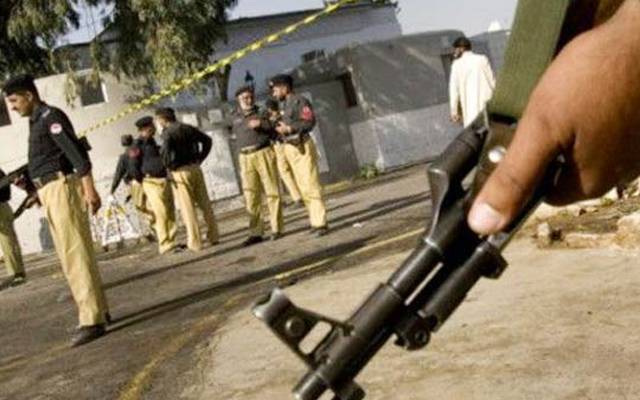 خیبرپختونخوا کے ضلع ڈیرہ اسماعیل خان میں پولیس موبائل پر دہشتگردوں کے حملےکے نتیجے میں ایس ایچ او شہید جبکہ 3دہشتگرد ہلاک ہوگئے۔
