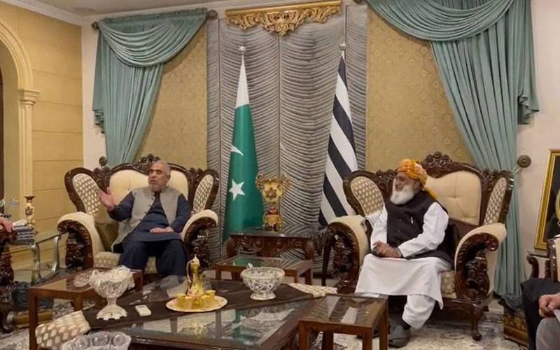 پی ٹی آئی وفد کی مولانا فضل الرحمان کے گھر آمد، وزارت عظمیٰ کیلئے حمایت طلب کرلی
