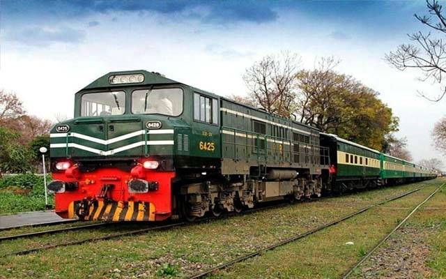 پٹرول مہنگا ہوتے ہی ٹرینوں کے کرایوں میں اضافہ 