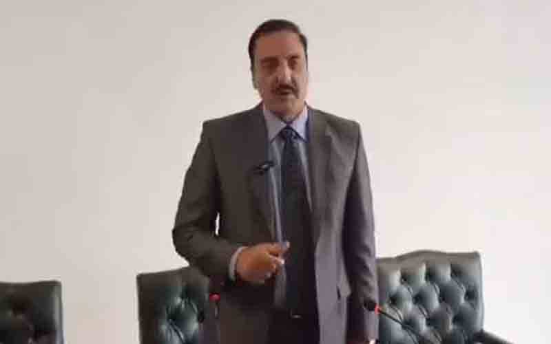 کمشنر راولپنڈی نے خود کو پولیس کے حوالے کر دیا 