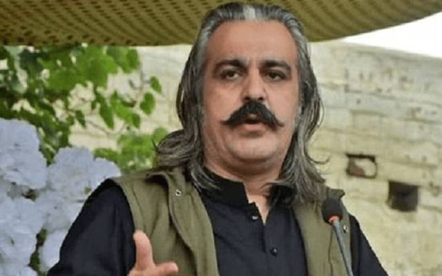 پی ٹی آئی کے نامزد وزیرِ اعلیٰ خیبر پختون خوا علی امین گنڈا پور  کا کہنا ہے کہ لوگوں کے حق کے حوالے سے ساڈا حق اتھے رکھ کیلئے مشہور ہوں۔ مجھے ایک روپیہ بھی نا ملے اور میں خاموش رہوں یہ نہیں ہوسکتا۔ ہم سب نے مل کر کھڑا ہونا ہے۔ 