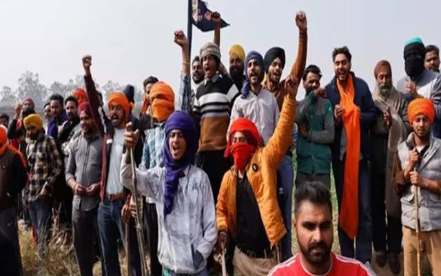 بھارت میں کسانوں کی جانب سے اپنے مطالبات کے حصول کیلئے ’دہلی چلو‘ مارچ جاری ہے۔ جس میں اب بھارتی فوجی بھی کسانوں کے دہلی چلو مارچ کا حصہ بننے لگے ہیں۔