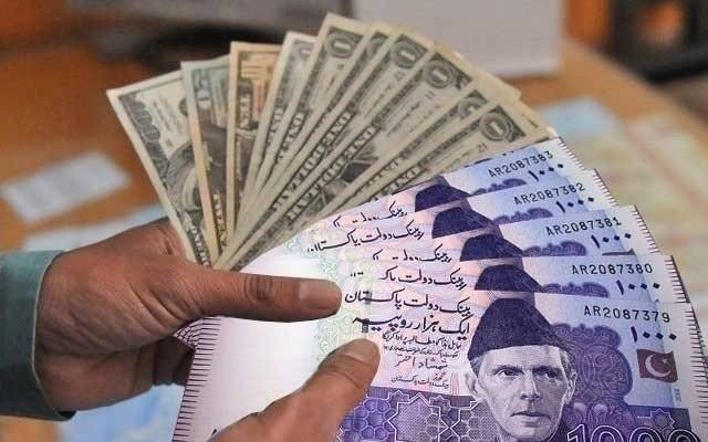 انٹربینک میں ڈالر سستا، اوپن مارکیٹ میں مہنگا ہو گیا