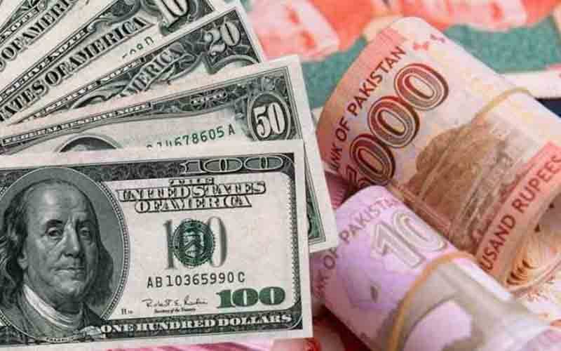 انٹربینک کے بعد اوپن مارکیٹ میں بھی روپیہ تگڑا، ڈالر سستا ہو گیا