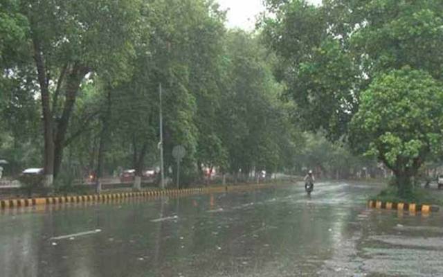 لاہور سمیت پنجاب کے مختلف علاقوں میں ہلکی بارش سے موسم خوشگوار ہو گیا۔