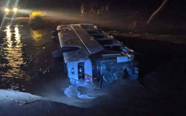 بہاولپور میں مسافر بس بے قابو ہونے کے بائث  نہر میں جا گری جس کے نتیجے میں ایک شخص جاں بحق جبکہ 10 سے زائد افراد  زخمی ہو گئے۔