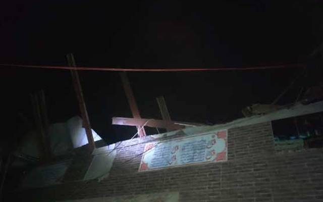  کراچی کے علاقے سرجانی شاہ میں گھر کی چھت گر گئی جس کے نتیجے میں 12 سالہ بچہ جاں بحق جبکہ 3 افراد شدید زخمی ہو گئے۔ 