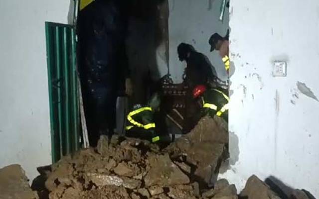 خیبرپختونخوا کے علاقے لوئر دیر میں مٹی کا تودہ گھر پر گِرگیا جس کے نتیجے میں 3 افراد جاں بحق ہوگئے جبکہ ایک بچی شدید زخمی ہوئی۔