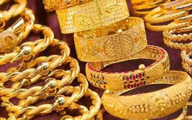 عالمی مارکیٹ میں سونے کی قیمتوں میں اضافے کے باعث پاکستان میں بھی سونے کی فی تولہ قیمت نئی بلندیوں کی جانب گامزن ہے۔