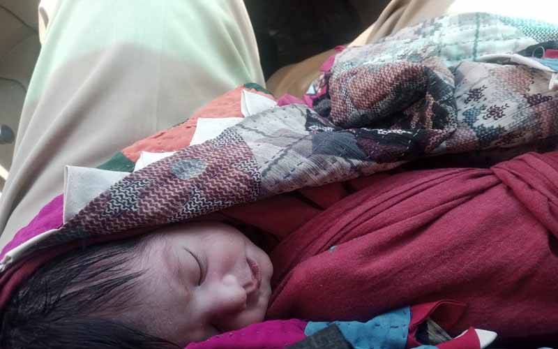 کراچی: خاتون نے سڑک پر بچےکو جنم دے دیا