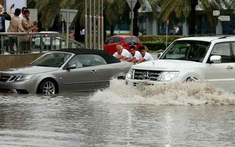 ابوظبی: شدید بارشیں، سیلابی صورتحال, تمام پارکس بند
