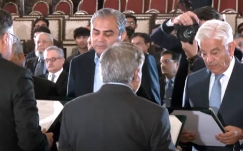 وزیراعظم شہباز شریف کی 19 رکنی وفاقی کابینہ نے حلف اٹھا لیا