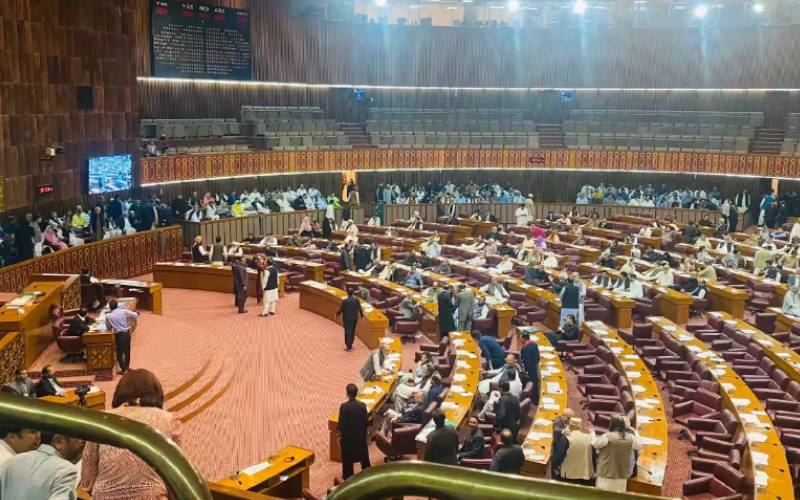 قومی اسمبلی اجلاس، اپوزیشن کے ہنگامے میں سات آرڈیننسز کی توسیع کی قرارداد منظور