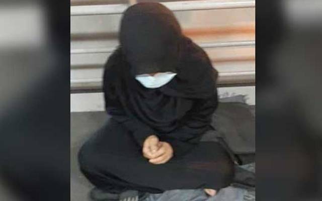 پولیس نے مسجد کے باہر خاتون کے بھیس میں بھیک مانگنے والا عرب شہری گرفتار کرلیا۔