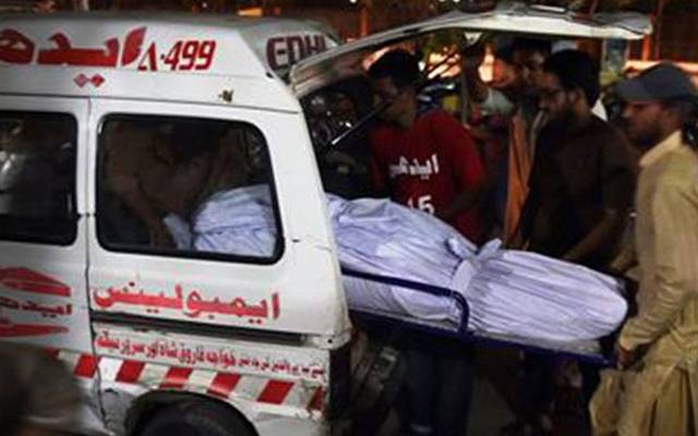  کراچی میں ڈیفنس موڑ اختر کالونی روڈ کے قریب ٹریفک حادثہ پیشن آیا جس کے نتیجے میں ایک خاتون جاں بحق جبکہ 2 زخمی ہوگئے۔ 