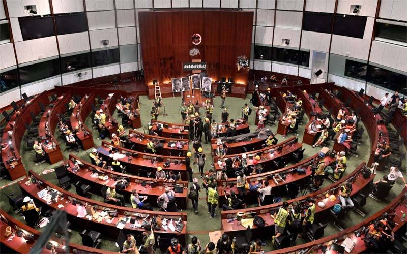 ہانگ کانگ میں بغاوت، غداری پر عمر قید کی سزا کا نیا بل منظور 