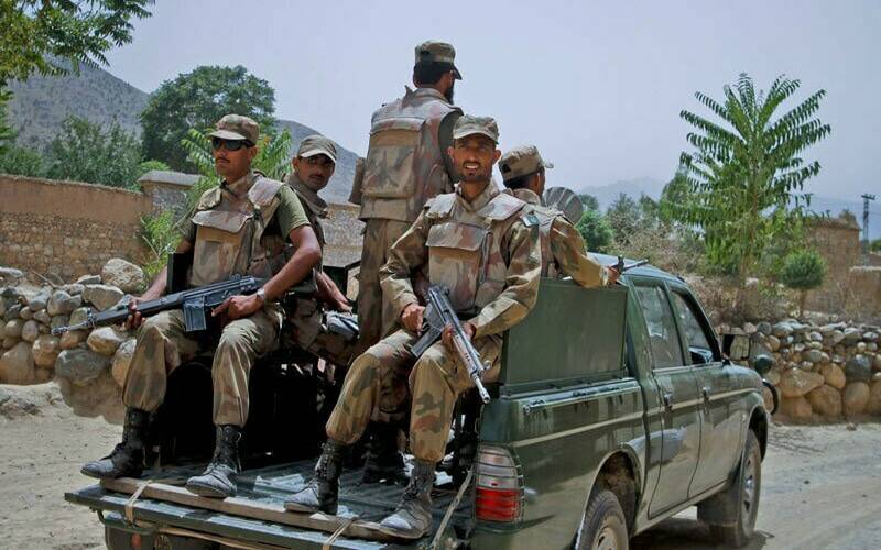 ڈی آئی خان میں سکیورٹی فورسز کے قافلے پر خودکش حملہ, 2 جوان شہید، 17 زخمی 